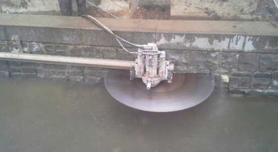 Abtrennen einer ca. 30m langen Bachlaufmauer mit dahinter befindlicher Spundwand