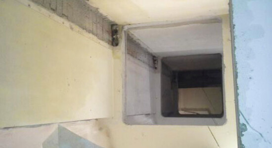 Ausschnitt eines Aufzugsschachtes über 4 Stockwerke mittels Wandsäge inkl. Eckbohrungen, Sichern und Abtransport mit elektrischem Flaschenzug.