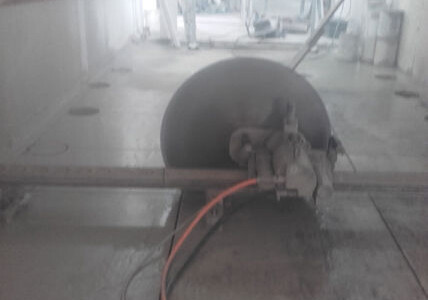 Teilungsschnitt in Stahlbetondecke für Deckenausschnitt