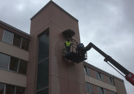 Wandausschnitt für neues Fenster mittels Wandsäge in 10m Arbeitshöhe