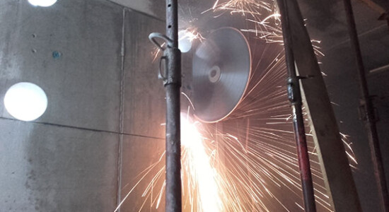 Senkrechter Schnitt mittels Wandsäge in stark bewehrter Stahlbetonwand