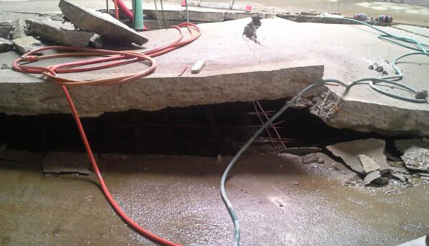 Vom Grundwasser aufgedrückte Bodenplatte in einem Klärwerk-Wasserbehälter