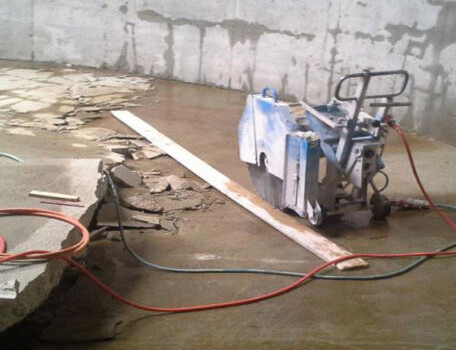 Absägen einer Bodenplatte mittels Fugenschneider