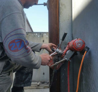 Kernbohrung für Anschlusseisen in Betonfertigteil Kernbohrung für Anschlusseisen in Betonfertigteil