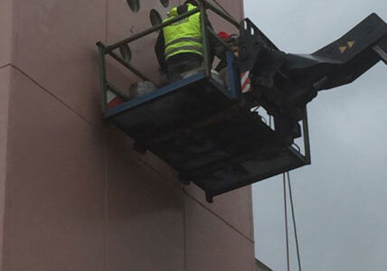 Kernbohrungen (Eckbohrungen) in 10m Arbeitshöhe für Fensterausschnitt Kernbohrungen (Eckbohrungen) in 10m Arbeitshöhe für Fensterausschnitt