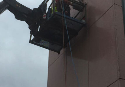 Kernbohrungen (Eckbohrungen) in 10m Arbeitshöhe für Fensterausschnitt Kernbohrungen (Eckbohrungen) in 10m Arbeitshöhe für Fensterausschnitt