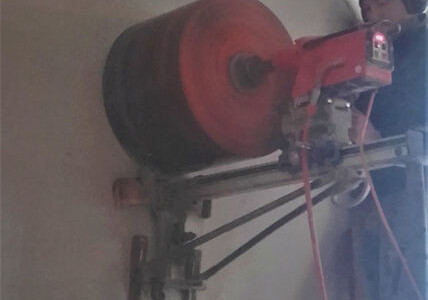 Beispiel für eine Kernbohrmontage an einer senkrechten Wand Beispiel für eine Kernbohrmontage an einer senkrechten Wand