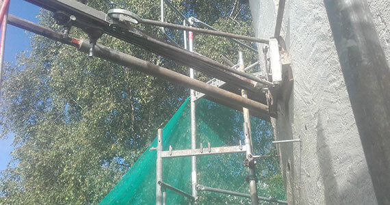 Schräge Kernbohrung 6 Meter tief in alte Kirchenmauer Schräge Kernbohrung 6 Meter tief in alte Kirchenmauer