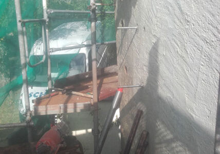 Schräge Kernbohrung 6 Meter tief in alte Kirchenmauer Schräge Kernbohrung 6 Meter tief in alte Kirchenmauer