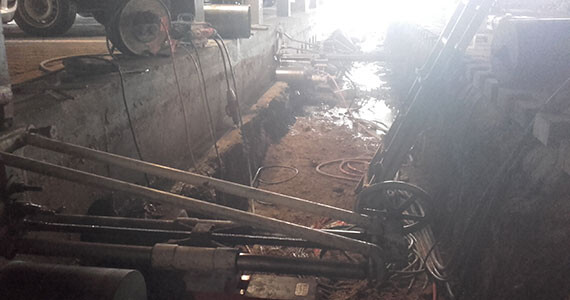 Reihenbohrungen Ø 300 mm durch 1,20m tiefes Fundament in Parkhaus Reihenbohrungen Ø 300 mm durch 1,20m tiefes Fundament in Parkhaus