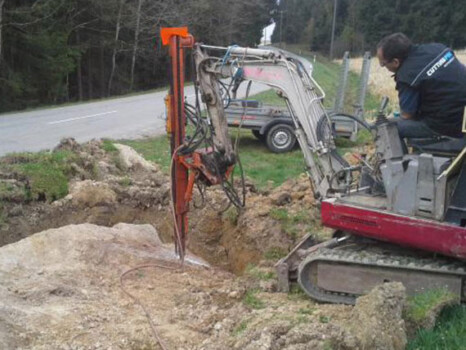 Bohren von Löchern zum Einführen des Sprenggerätes in das Material