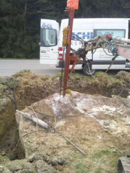 Lafettenbohrung mit dem Bagger und der Bohrlafette