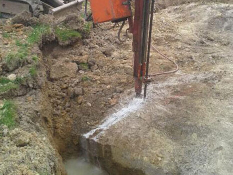 Bohrloch-Spülung mit Wasser zum Abtransport des Bohrtaubes aus dem Bohrloch
