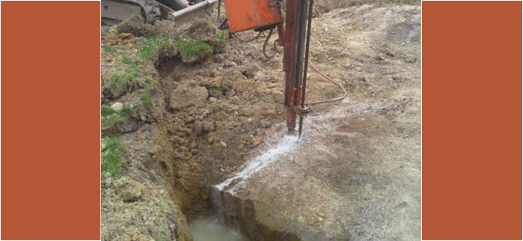 Bohrloch-Spülung mit Wasser zum Abtransport des Bohrtaubes aus dem Bohrloch