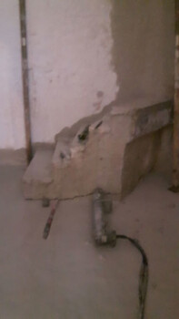 Absprengen eines Treppensockels mittels Sprenggerät