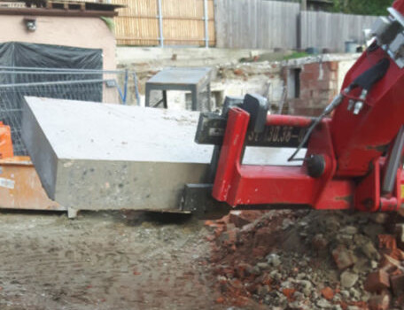 Abtransport von Betonblock