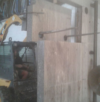 Kompaktlader beim Ausbau von Betonteilen