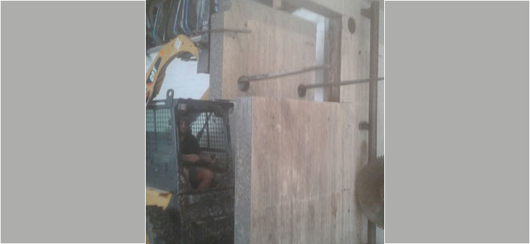 Kompaktlader beim Ausbau von Betonteilen