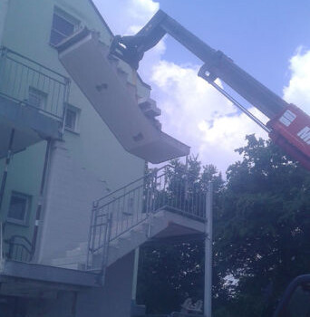 Herausheben einer Treppe mit eigenem Teleskoplader