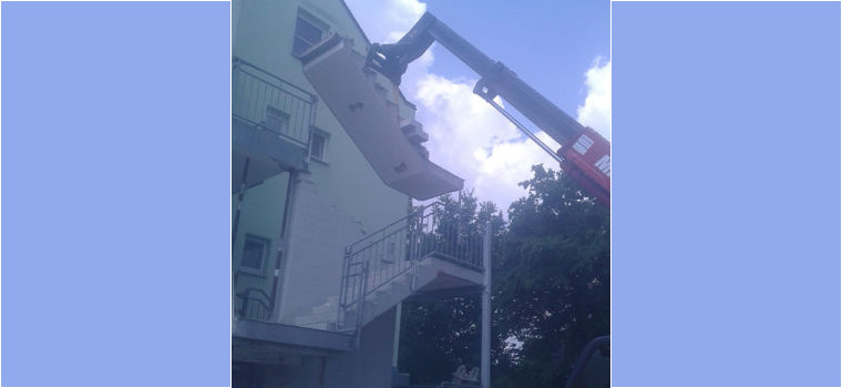 Herausheben einer Treppe mit eigenem Teleskoplader